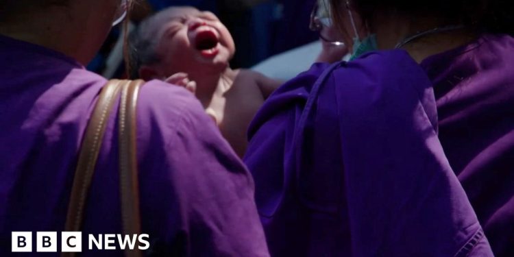 Moment Baby nace en la calle Bangkok después de la evacuación del terremoto