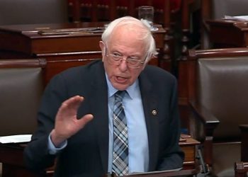 Bernie Sanders golpea a Maga directamente en el patriotismo mientras destruye la propaganda de Trump