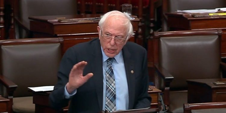Bernie Sanders golpea a Maga directamente en el patriotismo mientras destruye la propaganda de Trump