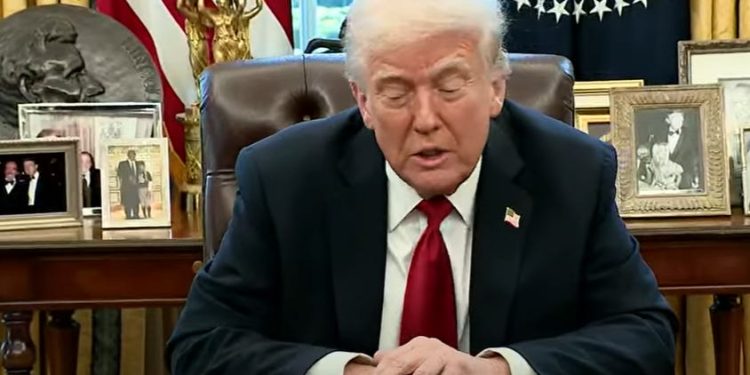 Trump anuncia con orgullo que está aumentando los precios de sus medicamentos recetados