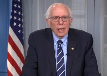 Bernie Sanders arranca la máscara de la títere multimillonario Trump en respuesta al habla chisporroteante