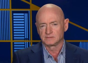 El senador Mark Kelly explota a Trump por debilitar a Estados Unidos atacando a Zelenskyy