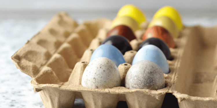 Huevos de Pascua con tinte de huevo natural