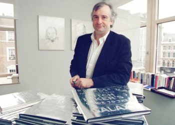 Douglas Adams sobre los orígenes improbables de la comedia espacial de culto que inspiró a Elon Musk