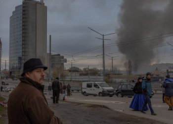 Rusia golpea a Kyiv mientras Ucrania llora el ataque mortal contra la ciudad natal de Zelensky