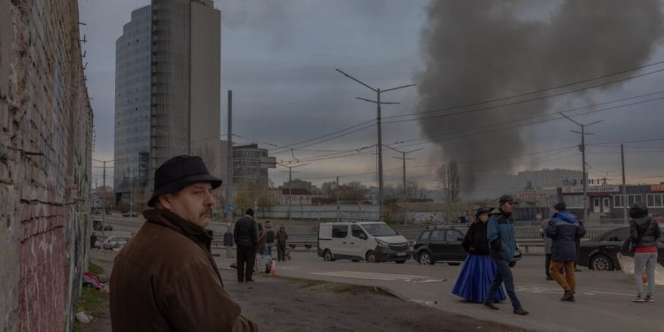 Rusia golpea a Kyiv mientras Ucrania llora el ataque mortal contra la ciudad natal de Zelensky