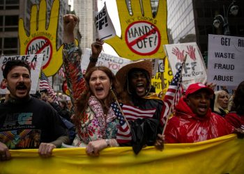 Los manifestantes de «manos fuera» se unen a través de nosotros para oponerse a las políticas de Trump | Noticias de Donald Trump