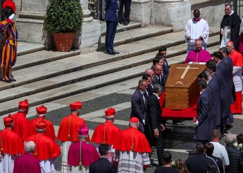 Los dolientes se despiden solemne al Papa Francisco