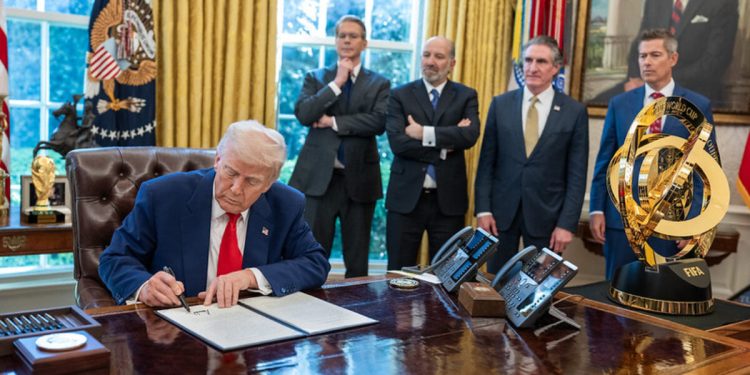 El presidente Trump firma órdenes ejecutivas de modernización de la defensa militar: reformar las ventas de defensa extranjera y restaurar el dominio marítimo estadounidense | El experto de la puerta de entrada