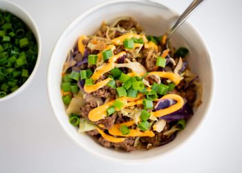 El mejor rollo de huevo fácil en un tazón: una comida sabrosa y saludable