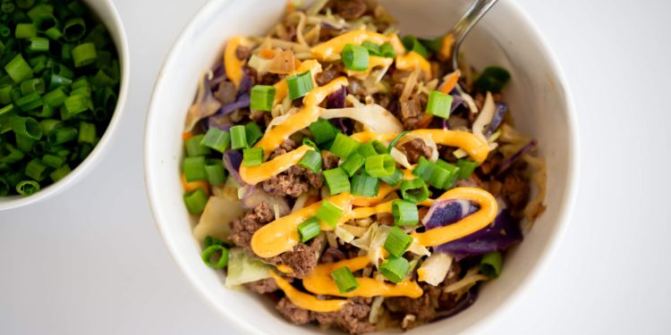 El mejor rollo de huevo fácil en un tazón: una comida sabrosa y saludable