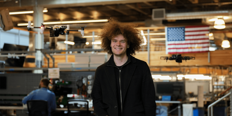 Un fundador de drones de policía de 25 años acaba de recaudar $ 75 millones liderados por el índice