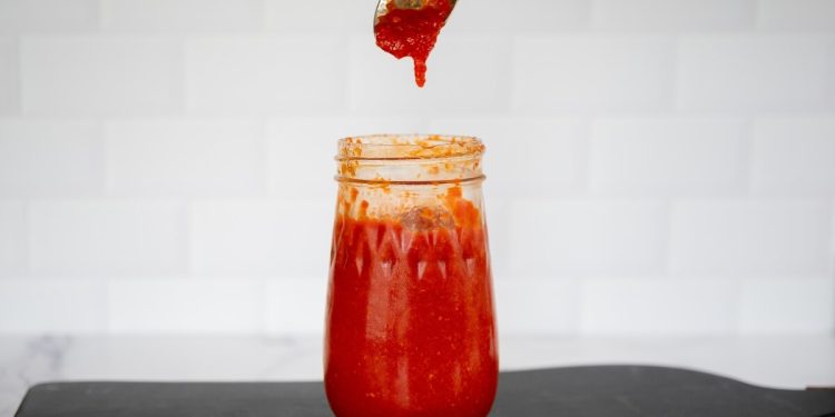 Receta de Sriracha casera (lacto-fermentación opcional)