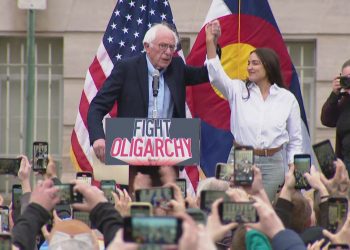 A medida que AOC vuela en todo el país en su gira de 'Oligarquía de lucha', los residentes de su distrito implosionando están rogando ayuda a Kash Patel | El experto de la puerta de entrada