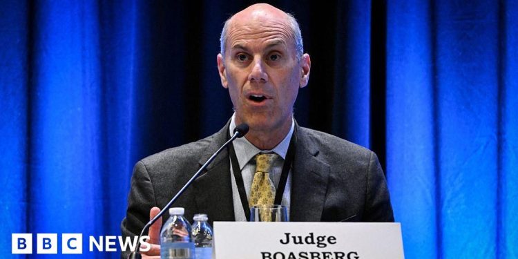 Reglas del juez de los Estados Unidos que podría mantener a la administración de Trump en desprecio