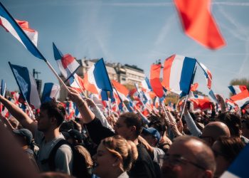 'Un mar de banderas': los ciudadanos franceses salen 'en masa' para apoyar a Marine Le Pen después de una falsa condena y prohibición electoral | El experto de la puerta de entrada