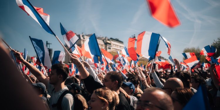 'Un mar de banderas': los ciudadanos franceses salen 'en masa' para apoyar a Marine Le Pen después de una falsa condena y prohibición electoral | El experto de la puerta de entrada