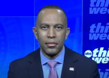 El líder de la Cámara de Representantes de Demócrata, Hakeem Jeffries, disgusta abiertamente la estrategia del vicepresidente de DNC David Hogg (Video) | El experto de la puerta de entrada