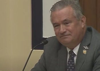 Todo se está desmoronando sobre Trump mientras el republicano de la Cámara crucial pone los frenos al destripar Medicaid