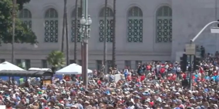 Trump y el Partido Republicano deberían estar aterrorizados cuando Bernie Sanders y AOC atraen a una multitud masiva en Los Ángeles