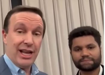 El senador Chris Murphy y el representante Maxwell Frost se dirigen a NC para un ayuntamiento donde se esconden los republicanos