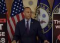 Hakeem Jeffries llama a la Majoridad Republicana de la Cámara temporal