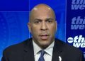 Cory Booker muestra que lo consigue mientras destruye por completo a Trump