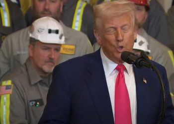 Como la economía de NoseSive, Trump celebra el evento de propaganda para la industria muerta del carbón estadounidense