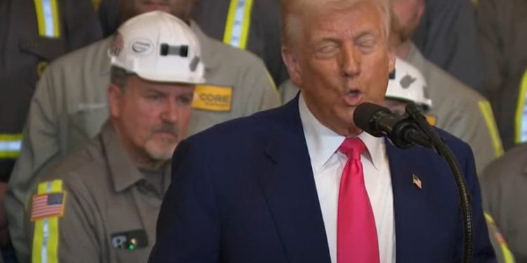 Como la economía de NoseSive, Trump celebra el evento de propaganda para la industria muerta del carbón estadounidense