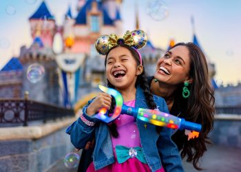Disney revela clave para la experiencia interactiva de Disneyland y la mercancía del 70 aniversario