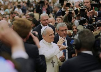 Para los católicos, el Papa es un Santo Padre. Para el mundo, él es una voz poderosa