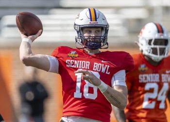 Packers firma novato canadiense QB Taylor Elgersma