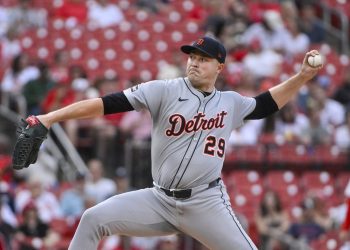 Los guardianes buscan cerrar el barrido de los tigres líderes de la división