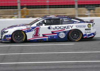 Ross Chastain persigue a William Byron, gana el 600