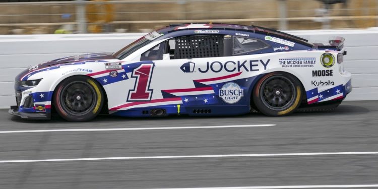 Ross Chastain persigue a William Byron, gana el 600