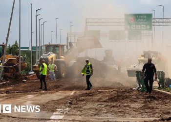 Netanyahu promete respuesta después de que el misil Houthi golpea cerca del aeropuerto principal de Israel