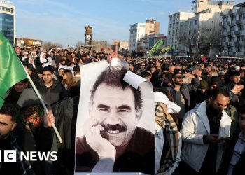 El grupo kurdo PKK dice que está colocando brazos y disuelto