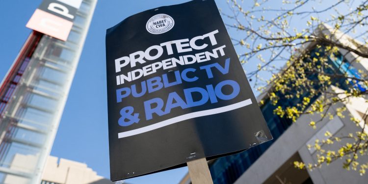 PBS demanda a Trump por despojar sus fondos | Noticias de negocios y economía