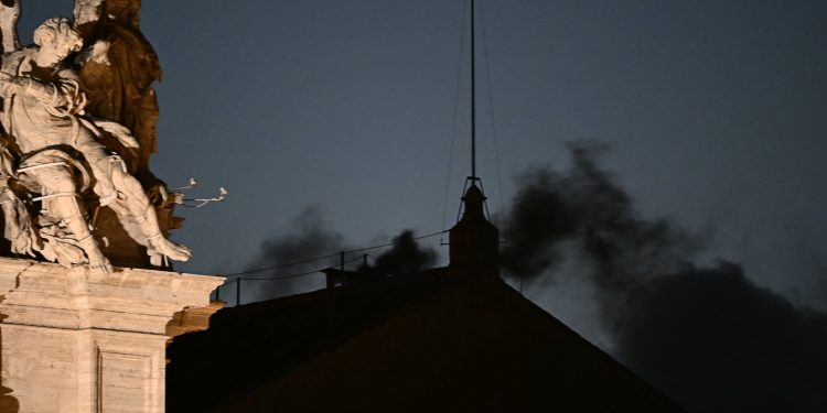 El humo negro emerge cuando los cardenales no pueden elegir el nuevo papa en la primera votación | Noticias de la religión