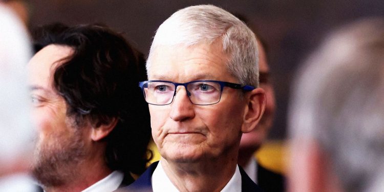 Apple puede enfrentar cargos penales por presuntamente mentirle a un juez federal