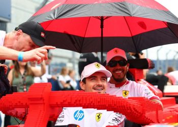 Los conductores de Fórmula 1 acaban de llegar a la pista en estos autos LEGO de tamaño completo