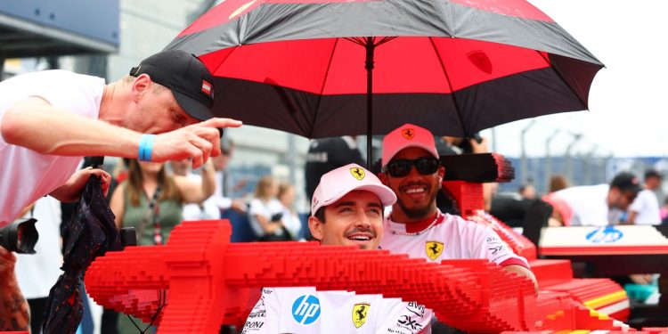 Los conductores de Fórmula 1 acaban de llegar a la pista en estos autos LEGO de tamaño completo