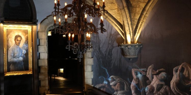 Todos los detalles espeluznantes que amamos en Epic Universe's Darkmoor