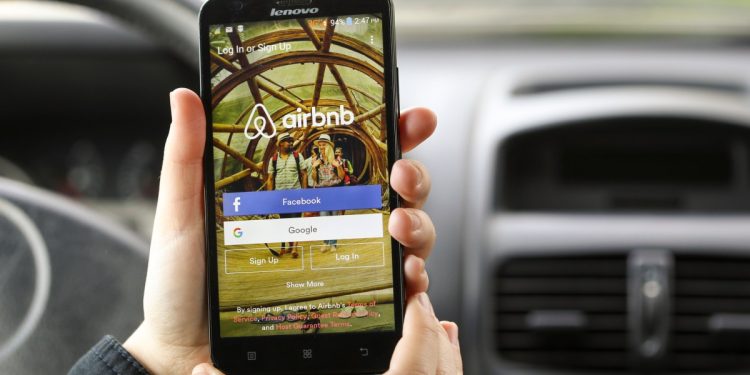 Airbnb está desplegando silenciosamente un bot de servicio al cliente de IA en los Estados Unidos