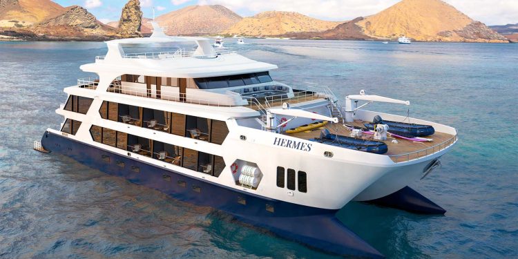 Andrés Paez al lanzar Hermes Galápagos Cruise