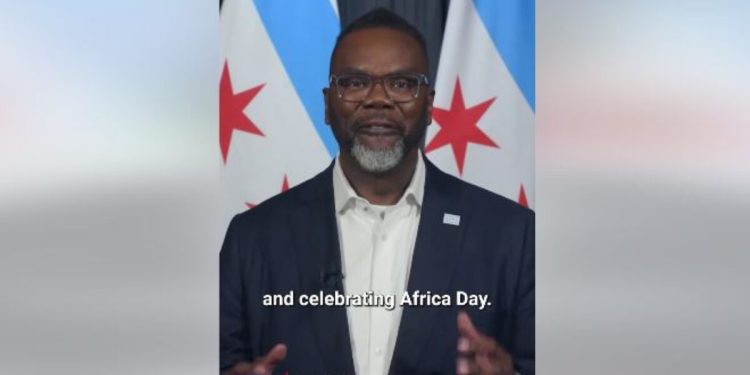 El activista negro Torches Chicago al alcalde Brandon Johnson por centrarse en el «Día de África» ​​en lugar de honrar a los héroes de Estados Unidos en el Día Memorial: «¿De quién es este? ¿Quién te envió?» (Video) | El experto de la puerta de entrada
