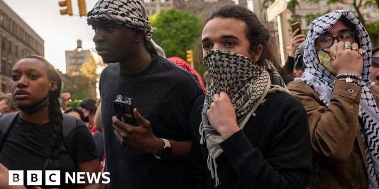 Docenas de manifestantes pro-palestinos arrestados en la Universidad de Columbia