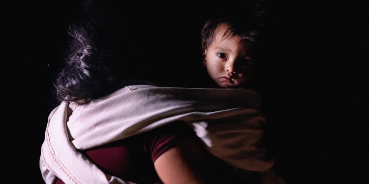 Aduanas y protección fronteriza de los Estados Unidos revoca en silencio las protecciones para mujeres embarazadas y bebés.