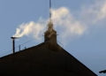 Breaking – 'Habemus Papam': el humo blanco sale de la chimenea de la capilla Sixtina para el deleite de los fieles reunidos en la Plaza de San Pedro. Cardenal – 267º Papa ha sido elegido! | El experto de la puerta de entrada