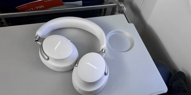 8 mejores auriculares con cancelación de ruido para volar, probados para 2025